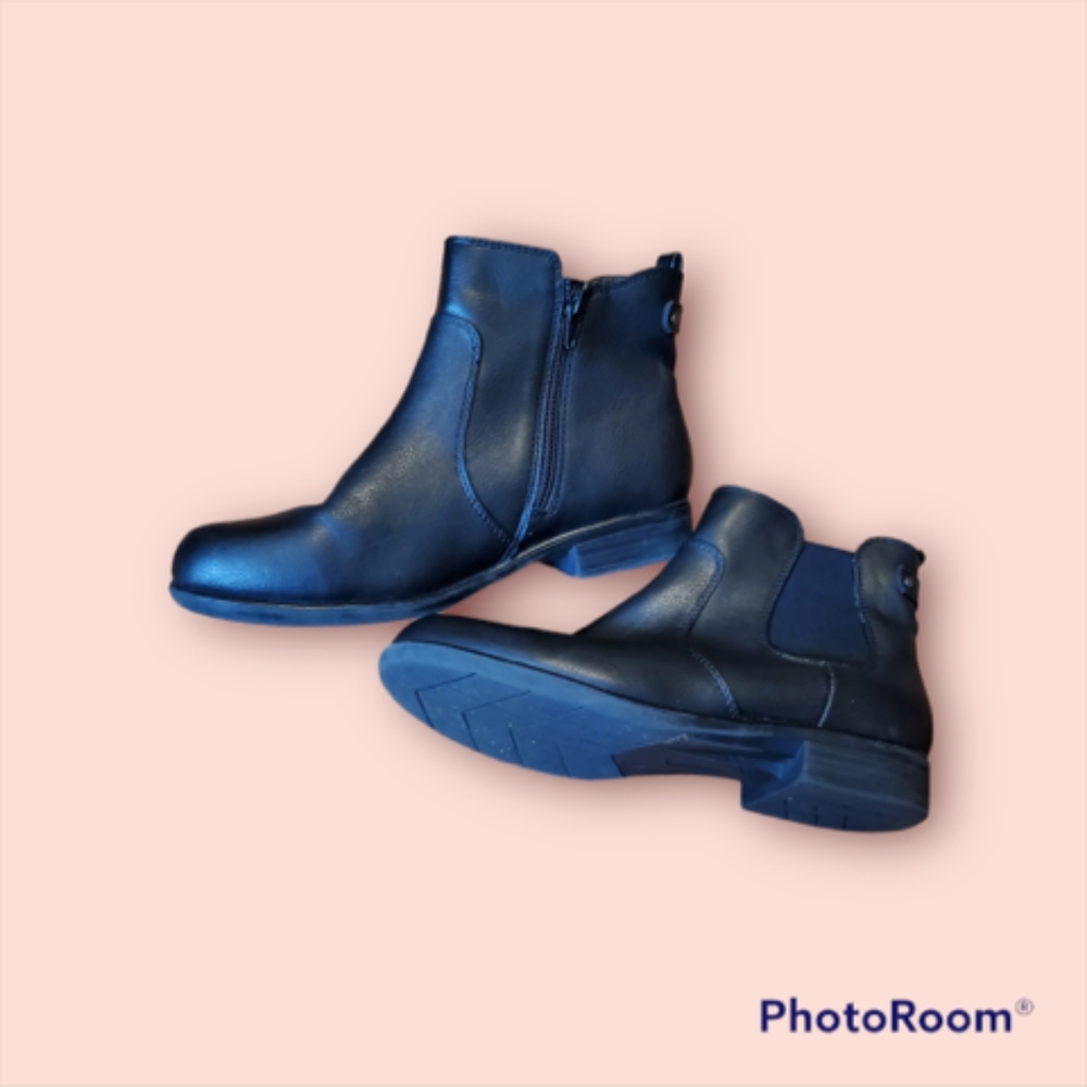 Black boots stylish and in great condition